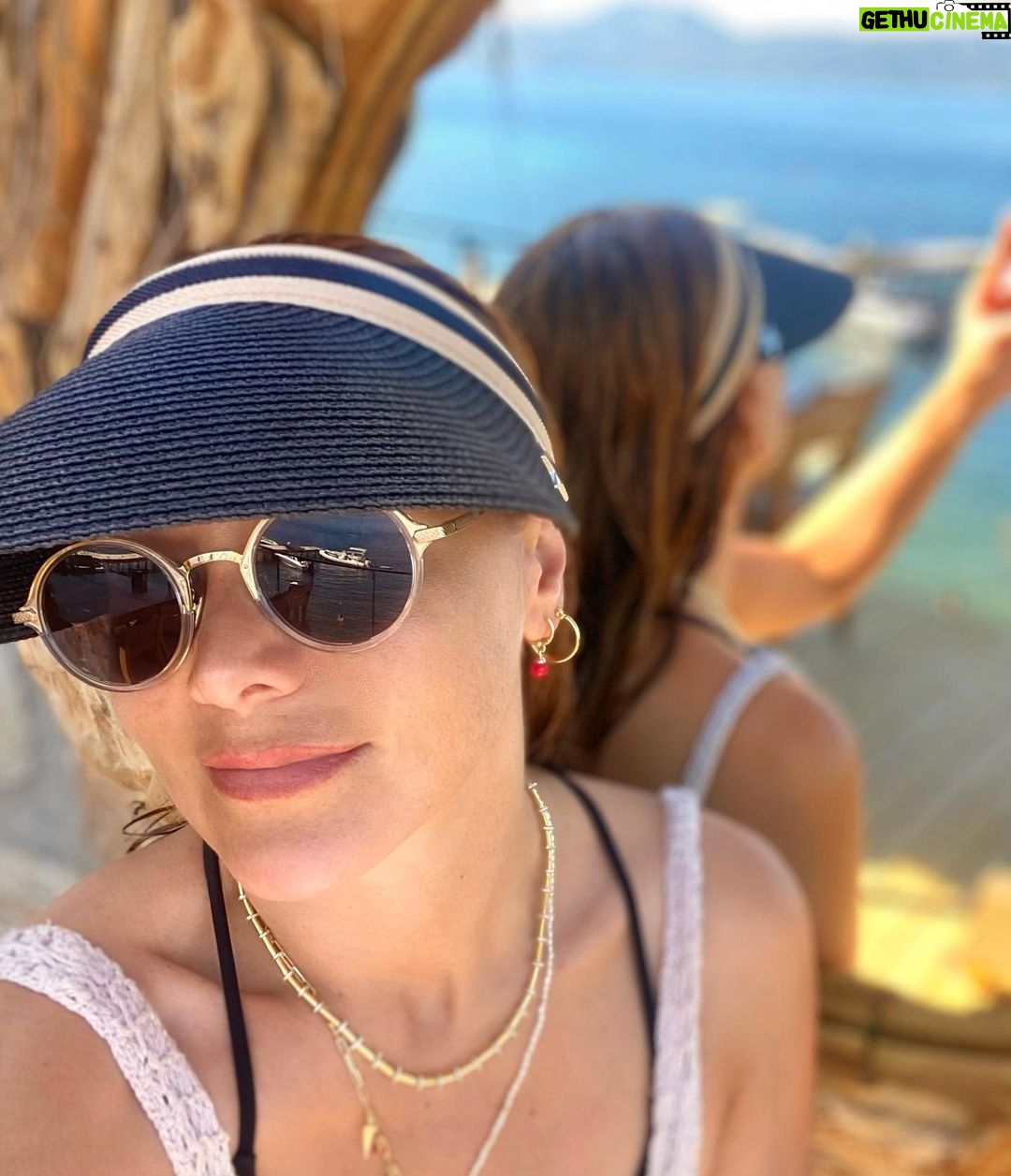 Burçin Terzioğlu Instagram - Photobomb 💙