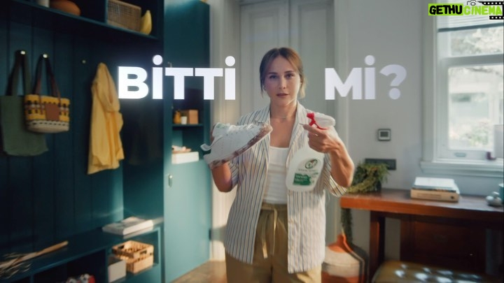 Burçin Terzioğlu Instagram - Cif Konsantre reklam filmimiz yayında ☺️ Tak - Çevir - Salla, spreyini yeniden doldur! @cifturkiye #cifkonsantre #reklam