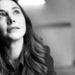 Burçin Terzioğlu Instagram - Bu ekibi bir araya toplayan yapımcımız @surecfilm ,zor bir hikayeyi deneme cesaretini gösteren yürekli kadınlar @itirozoflu @atukman öncelikle sizlere teşekkürler🙏 Korkusuz, yetenekli, farkındalıklı,şahane insan,canım hocam @hulyathegezer , karakteri ayrı ,zekası ayrı özel adam @ugurkul ,calışmaya doyamadığım 2. yönetmenim @cerenkoc_ hepinize binlerce kez teşekkür ederim. Tüm set arkadaşlarım, sizler işinizi ilk günden son güne kadar sevgiyle ve inançla yaptınız. Minnettarım🤍 ve oyuncu dostlarım, saygıyla önünüzde eğiliyorum. Süperdiniz! Yolculuğumuz kısa sürmüş olsa da, gurur duyduğum bir projede, kadına şiddetin hiçbir şekline sessiz kalmayan savaşcı bir karakteri canlandırdığım için kendimi çok şanslı hissediyorum. Hoşcakal Deniz, hoşcakal YALANCI.