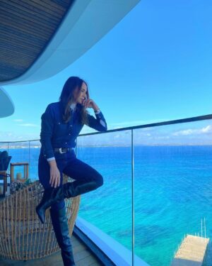 Burçin Terzioğlu Instagram - Çok güzelsin İzmir💙#hükümsüz 
#izmir 
#çeşme
