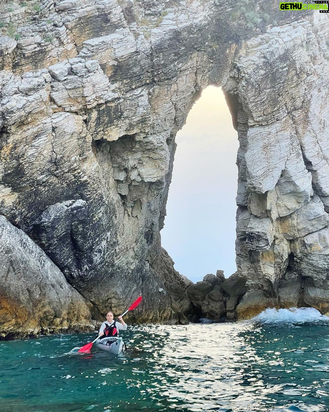 Burçin Terzioğlu Instagram - Güzel bir sabah 🤍 @ozgurceylan48 @exploremugla @hiltondalaman @bulutkop #seakayaking #babaadası