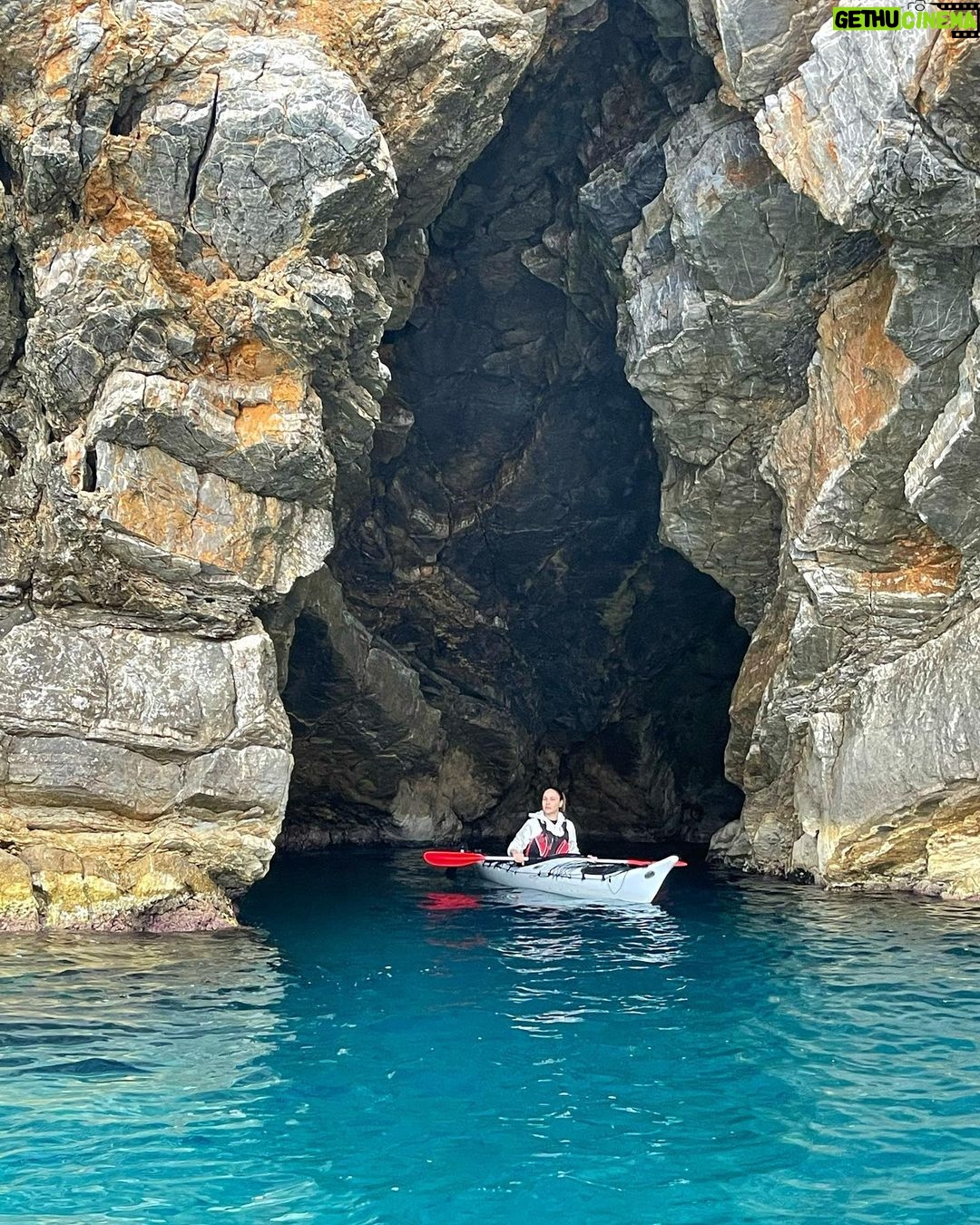 Burçin Terzioğlu Instagram - Güzel bir sabah 🤍 @ozgurceylan48 @exploremugla @hiltondalaman @bulutkop #seakayaking #babaadası