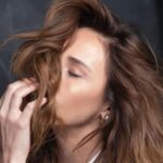 Burçin Terzioğlu Instagram - Neler konuştuk neler🤍Hürriyet pazar🤍 Fotoğraf: @muhsinakgunofficial Röportaj: @hakangence Makyaj: @alevkaya Saç: @feritbelli Styling: @nazligunay Styling asistanı: @simauslu Backstage video: @atalaymertk Ajans: @yaseminozbuduntm Pr ajansı: @iletisimdeposu Teşekkürler🙏
