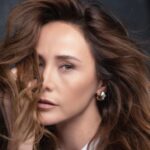 Burçin Terzioğlu Instagram - Neler konuştuk neler🤍Hürriyet pazar🤍 Fotoğraf: @muhsinakgunofficial Röportaj: @hakangence Makyaj: @alevkaya Saç: @feritbelli Styling: @nazligunay Styling asistanı: @simauslu Backstage video: @atalaymertk Ajans: @yaseminozbuduntm Pr ajansı: @iletisimdeposu Teşekkürler🙏