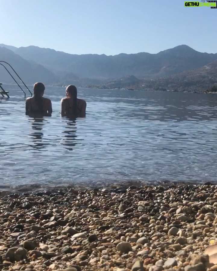 Burçin Terzioğlu Instagram - Ortak olmak her sevince, her derde, kedere Ve yürümek ömür boyu, beraberce, el ele... @sinemkobal Çok seviyorum seni. İyi ki...🎈🎈🎈🎈