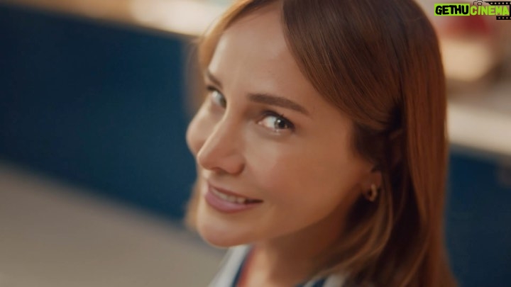 Burçin Terzioğlu Instagram - Cif Konsantre reklam filmimiz yayında☺️ Hem pratik hem sürdürülebilir bir temizlik için Tak - Çevir - Salla! @cifturkiye #cifkonsantre #reklam