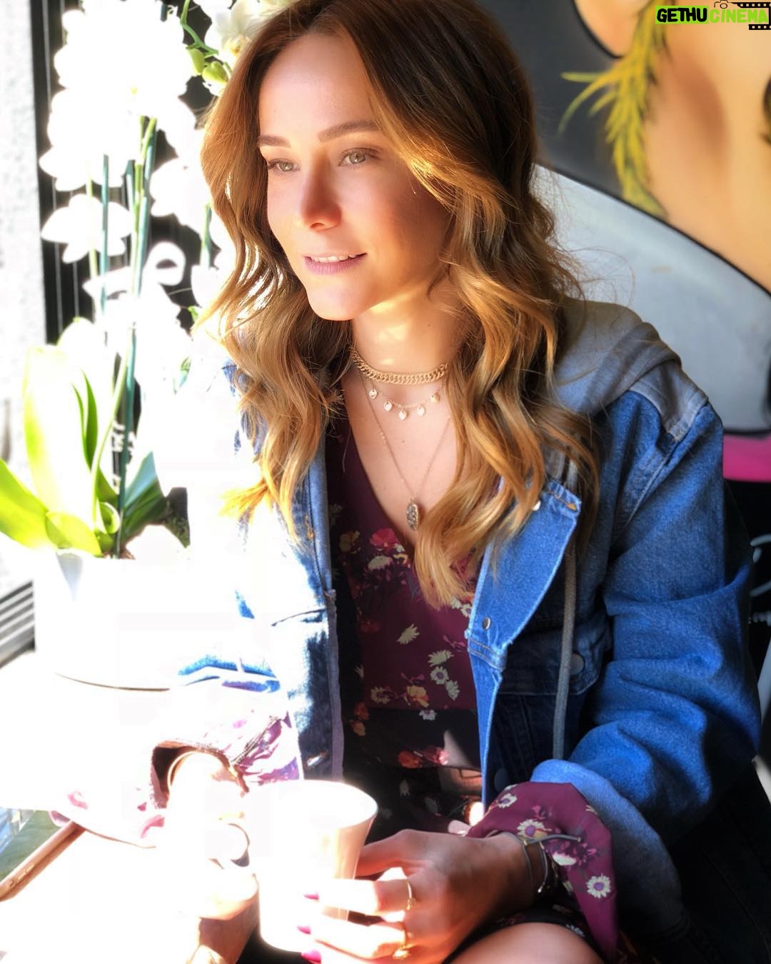 Burçin Terzioğlu Instagram - Bu hafta söz verdim kendime günde iki kahveden daha fazla içmeyeceğim. Bazı günler abartıyorum çünkü. ☕️ ☕️