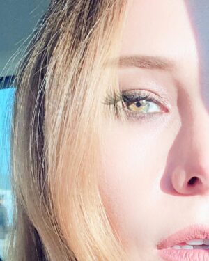 Burçin Terzioğlu Instagram - Hayatımızdaki gölgelerin çoğu kendi güneşimizin önünde durmamızdan oluşur. 
Ralph Waldo Emerson
#shadow #life #sun #half