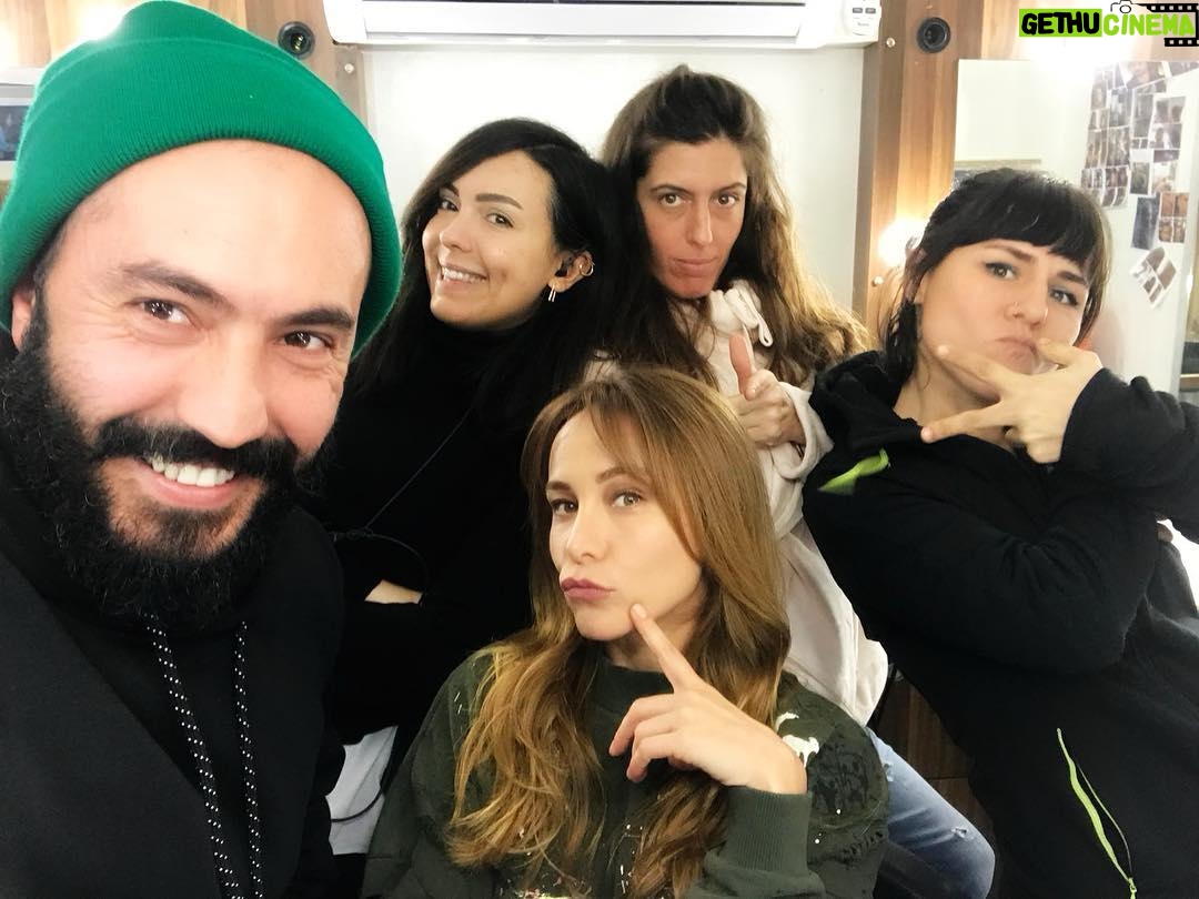 Burçin Terzioğlu Instagram - Bir takım delilikler😝 #güzelliğinportresi