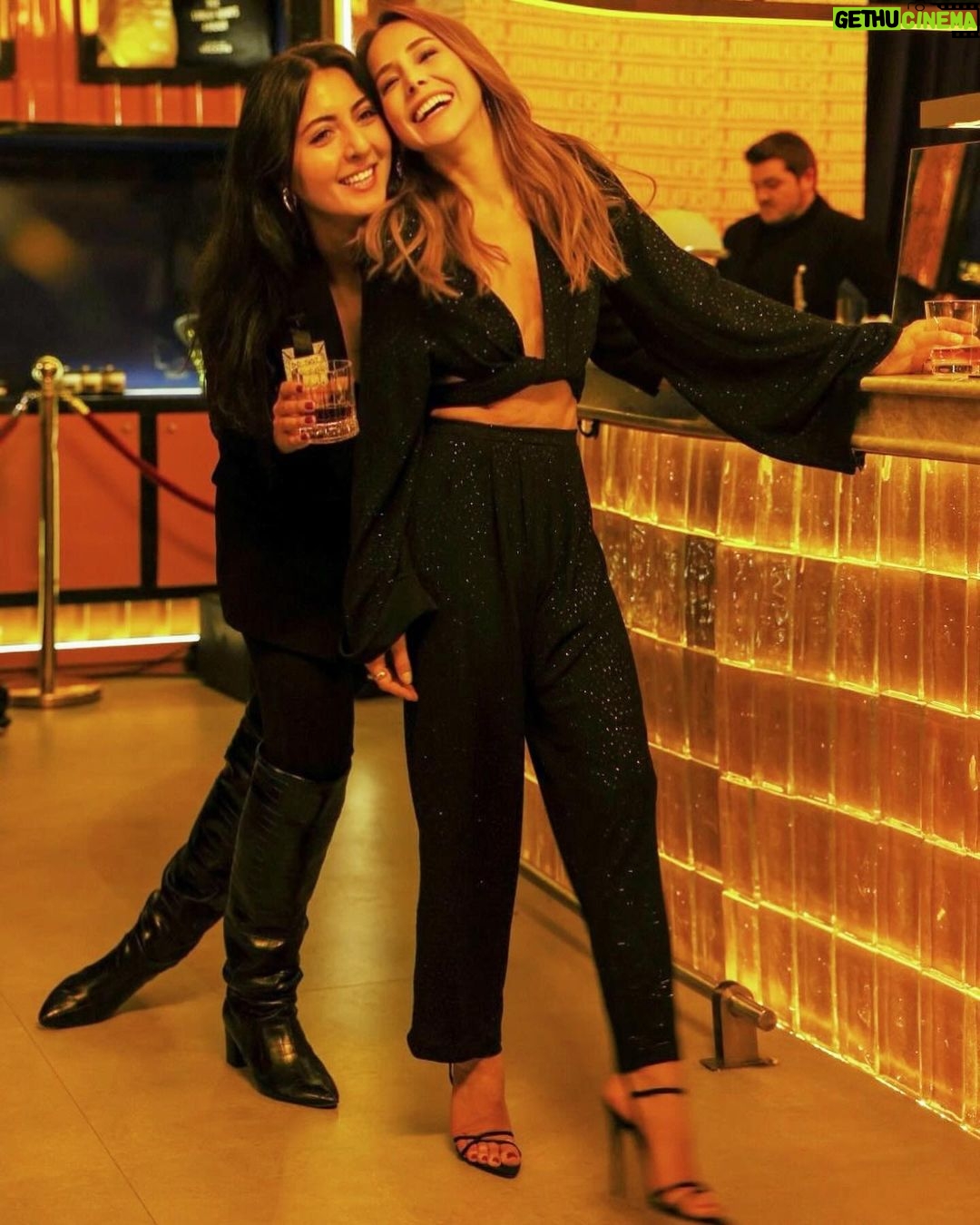 Burçin Terzioğlu Instagram - #walkersbar 💫 @sinemgurleyuk 💛 Walkers Bar