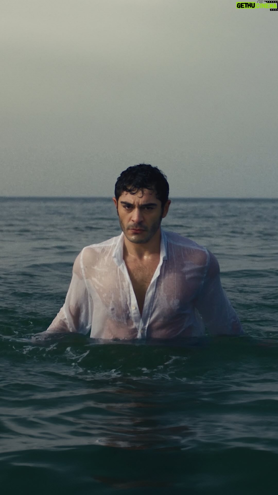 Burak Deniz Instagram - Tam şimdi dur bir an... Herkesin beklediği o an geldi! @_burakdeniz ile birlikte ilkbahar-yaz lansman filmimiz yayında! Kendin Olduğun Her An! #LufianTurkiye #BurakDenizXLufian #KendinOlduğunHerAn