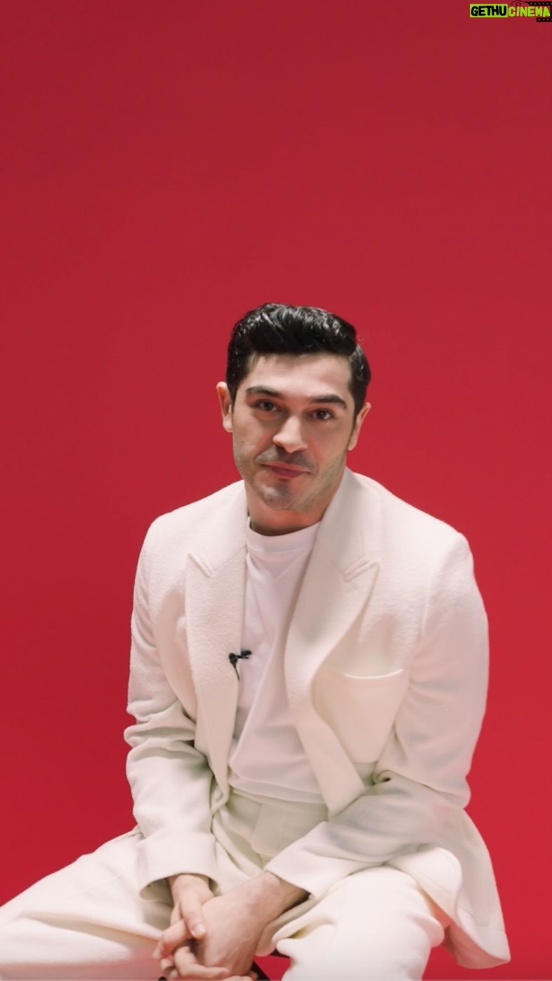 Burak Deniz Instagram - #VogueTV’nin #HızlıSorular serisinde oyuncu #BurakDeniz ile birlikteyiz. Sabah rutininden yeni bir role nasıl hazırlandığına kadar #BurakDeniz hakkında merak edilen her şey #HızlıSorular’da. Video: @studio.faal Moda Editörü: @cerencetinoglu Dijital Direktör: @dilan_saray Dijital İçerik Editörü/Dış Ses: @bihterneymen Makyaj: @yagizyoldas Saç: @feritbelli Moda editörü asistanları: @ebrukboyaci, @yuni__korn Makyaj asistanı: @yelizacary Saç asistanı: Berke Belli Set asistanı: @mehmedzahidd
