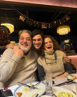 Burak Deniz Instagram - Ben,işler,kediler ve aile🕶️🥂