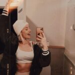 Burcu Binici Instagram - Güneş doğdu avuçlarımda, bahar yüzümde Hayat okşar ruhumu, derinlerde Bilen var mı aklım nerde? alıp götürdün Sormak gelir içimden, rüzgar mısın, aşk mısın?