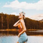 Burcu Binici Instagram – …güzel bir şeye başla!
Ama hep güzel olsun
Çünkü her insan ölecek yaşta,
Geç kalmayasın!..