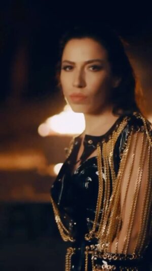 Burcu Güneş Instagram - Yeni Albümüm #BenimYolum ‘un
İlk video klibi  #AnılarıYak 🔥
Yönetmen: @bedranguzel seninle çalışmak demek; gerçek bir yönetmenle çalışma farkını yaşamak demek.. 🥂✌🏼🫵🏻😎
Görüntü Yönetmeni: @firatlitasozbir 🫶
Işık Şefi: Necati Yavuz
Uygulayıcı Yapımcı: Hasan Elmas 🫶
Yardımcı Yönetmen: Mert Can Kesim
Reji Asistanı: Erdal Baran Şahin
Prodüksiyon Ekibi:
Semih Elmas, Yunus Yeşil, Enes Turcan
Kreatif sanat, kostüm ve stiller:
Burcu Güneş & @elaa_stylee 💕🧚‍♀️
Kostümler: Özel teşekkürlerimle @pinarkerimoglu ⭐️❤️ @lady__estrella @gigiiscom ✨☀️
@athi.official__ 
Saç: @huseyinacikgoz 💫🤍ruhu güzel 
Makyaj: @hakankulturofficial ah işte yeniden! İyi ki sen! 🙌🏼✨
 Katkılarından dolayı @lexusturkiye ve @vanikoymotors ‘a kalpten teşekkürler 🫶🙏
Yapım: @dmccomtr 
Prodüktör : @samsundemir 🫵🏻🏆🥳
Menajer: @hakankutal 🏆🥂👑
Şarkı künyesi :
Söz: @kerromusic ( KERRO ) 😎🤘🏼
Beste: Kerem Demir & Milad Beheshti ( Kerro & Mili B ) 💪🏼
Düzenleme & Mix: @milibofficiall ( Mili B ) 🤘🏼💣💋 
Mastering: @koraypuskul 🙏
Grafik & dijital tasarımlar: @alperisirr 🫶✨
#benimyolum #burcugüneş