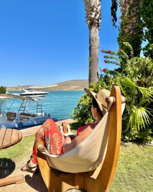 Burcu Güneş Instagram - Mutluu Haftalarrr🎶🫶 
Bana Hep Yazz 🌞 ✍🏼🤪
Story’de kalmasın artık bu kareler diyenlere gelsin..