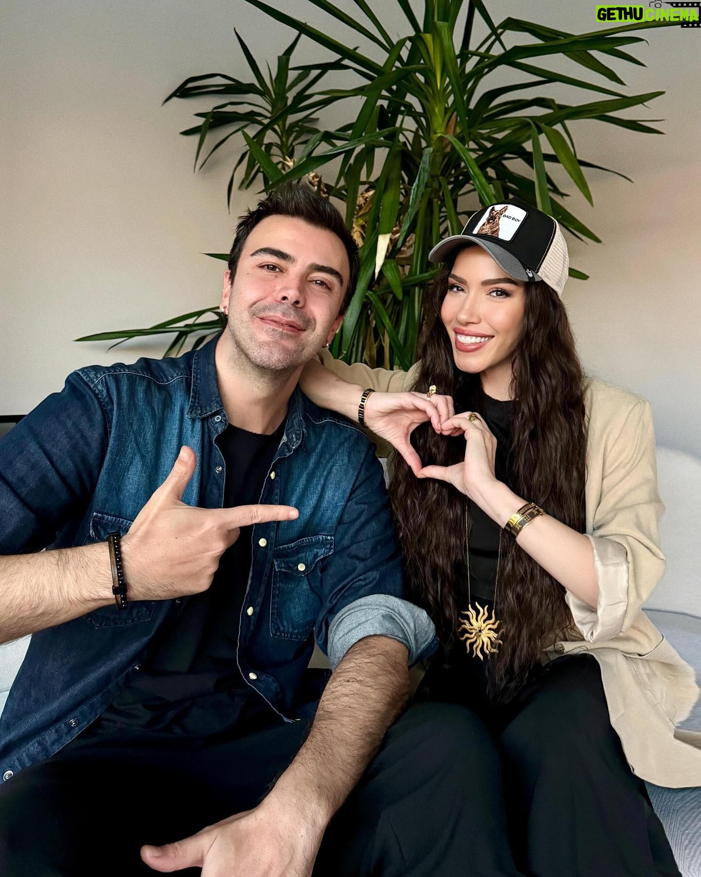 Burcu Güneş Instagram - Burcu Güneş ile röportajımız @kralpop kralmuzik.com.tr’de. 🚀 Kendisi ile müzik çalışmalarından özel hayatına çok keyifli bir sohbet gerçekleştirdik. @burcugunes ❤️🌞 #BurcuGüneş #Kralpop #Kralmuzik #röportaj