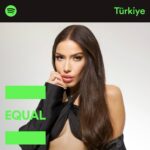 Burcu Güneş Instagram – “Nisan Ayı EQUAL elçiliğimin ilk haftasında, kadın bakış açısı ve bu bakış açısının hayata dokunmasıyla yarattığı ihtişamı birlikte düşünelim isterim ve ardından kıymetlilerimiz Aysel Gürel, Sezen Aksu, Selda Bağcan derim. Onların toplumsal ve kişisel dünyamızı, atmosferlerimizi değiştiren şarkılar ve şarkı sözleri derim.🙏
Nasıl bir iş başardılar? Bir ülkede bir dönemin üslubu oldular ..✨🎶
Eminim aynı düşünceleri paylaşıyoruz. Ve şimdi sevgili @kalbenben ‘in “Hatıraların Gölgesi” isimli şarkısının EQUAL linkini de story’de seve seve paylaşıyorum..🤗
Sevgilerimle 💚