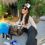 Burcu Güneş Instagram - Kremlerim olmadan asla! 🫠💧Konser programı, profesyonel çekimler dışında günlük doğal karelerim de olsa burada dedim. “Evde, seyahatte, tatilde, konserlerde kısacası her yerde bir çanta dolusu kremle geziyorum.” Çünkü çok genç yaşlarımdan beri sağlıklı yaşamayı, kendime bakmayı, özen göstermeyi seviyorum. Bilinçlenmeye çalışıyorum. Bir gün Karadeniz trekking turuyla Kaçkar dağına tırmanmaya gitmiştik. Oradaki 1 hafta boyunca, hatta çadırlarda kalırken bile yanımda kremlerimi gören arkadaşlarım ne dalga geçerlerdi. Spor salonuna elimde maydonoz torbası ile beraber girerken de öyle oluyordu. Ama son gülen iyi güler, bugünümü buna borçluyum 👍🏼😊 Son dönemde doğal güzelliği koruma konusunda İlham olan ve cilt protokollerimi beraber hazırladığımız; vizyonu, bilgisi, ekibi, insan kalitesi, emeği ve kalbi ile eşsiz değerli olan sevgili @elifkarakislapro ve @melissima ‘ya teşekkür ediyorum 😍 Benim gibi başkası olma kendin ol diyen ve öyle kalmayı tercih edenler için en doğru ve bilinçli adres olarak kalpten tavsiye ederim. 🩵