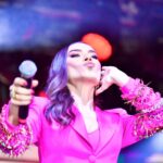 Burcu Güneş Instagram – #8martdünyakadınlargünü #çukurova ‘da biz 🩷
Çiçekler gibiydik 🌸🫶🌸 
Ceket ve çizmem @pinarkerimoglu @lady__estrella 💝 makyaj: @damlaabaracc @saç: @anil.yalciner