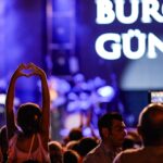 Burcu Güneş Instagram - Eşme 🫶🌞 20.08.23✨💕💫 #burcugüneş #eşme Menajer: @hakankutal 📸: @cankarabulutofficial Özel tasarım kostüm: @forcostume.ozlemsonmez