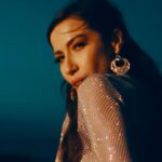 Burcu Güneş Instagram - #Şerefine Video Klibimiz Yayında 🥂 Emeği geçen tüm ekip arkadaşlarımın ellerine sağlık, çok kıymetlisiniz 🙏 Yönetmen : @bedranguzel 📽️ Söz : @kerromusic Müzik & Düzenleme: @milibofficiall Yapım : @dmccomtr - @samsundemir Menajer: @hakankutal Dijital Tasarım : @alperisirr Makyaj : @serkan.unal Saç tasarımı : @ercumentkuluk Prd sanat ekibi : @elaa_stylee Styling by me : Teşekkürler @copurs 💫✨ @swarovski💎 @glamour.vav 🔥 @gazzasalexandredeparis 💋