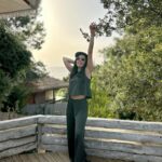 Burcu Güneş Instagram - Uzun zamandır plânladığım huzurun tam ortasında✨ 🦉🌳🌿🪴🦜🐾🐝