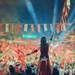 Burcu Güneş Instagram - Kaş halkıyla 29 Ekim’ler başkadır dediler, hele bir de Cumhuriyet’imizin 100. Yılı Konserini duyanlar çok heyecanlanmıştı.. Öyle de oldu 🇹🇷❤️ İşte o gecenin coşkusunun kısa bir özeti 🫶 Yaşa Mustafa Kemal Paşa… Yaşa! 🙏 🎶✨ 📸: @orkunokur