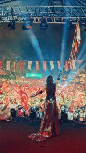 Burcu Güneş Instagram - Kaş halkıyla 29 Ekim’ler başkadır dediler, hele bir de Cumhuriyet’imizin 100. Yılı Konserini duyanlar çok heyecanlanmıştı.. 
Öyle de oldu 🇹🇷❤️ İşte o gecenin coşkusunun kısa bir özeti 🫶
Yaşa Mustafa Kemal Paşa… Yaşa! 🙏 🎶✨
📸: @orkunokur