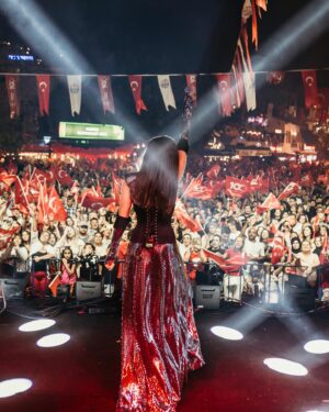 Burcu Güneş Instagram - Cumhuriyet’imizin 
100. Yılı Kutlu Olsun 🇹🇷🤍❤️🎈
Asılarca Kutlansın ! ✨🙌🏼🇹🇷
Başta Ulu Önderimiz “Gazi Mustafa Kemal Atatürk” olmak üzere, Türkiye Cumhuriyeti’nin tüm mimarlarına, kahramanlarına, şehit ve gazilerimize şükran ve minnetle 🙌🏼🇹🇷🙌🏼🇹🇷
Kostüm: @forcostume.ozlemsonmez 🌹