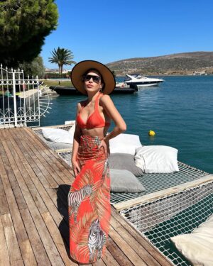 Burcu Güneş Instagram - Mutluu Haftalarrr🎶🫶 
Bana Hep Yazz 🌞 ✍🏼🤪
Story’de kalmasın artık bu kareler diyenlere gelsin..