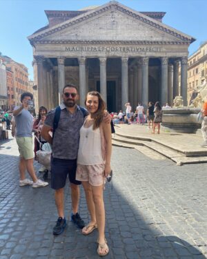 Burcu Kara Instagram - Madem bugün Perşembe,haydi Roma anılarına gidelim.😍İmkan olsa her fırsatta o sokaklarda olmak isterim.Siz şu an imkanınız olsa hangi ülkeye gitmek istersiniz?🇮🇹🍕🍦