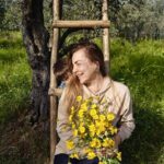 Burcu Kara Instagram - Baharın en güzel geldiği yerlerden birindeyim.Doğduğum topraklarda.Ailem,çocuklarım,papatyalar.Şükür.🙏🏼❤️🌼