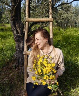 Burcu Kara Instagram - Baharın en güzel geldiği yerlerden birindeyim.Doğduğum topraklarda.Ailem,çocuklarım,papatyalar.Şükür.🙏🏼❤️🌼