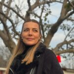 Burcu Kara Instagram - Puslu bir İstanbul günü.Yedi tepe İstanbul'un bir tepesinde çekmiştik bu set fotoğraflarını.Seval komiser kostümü ama Burcu bakışları.😎Akşama Arka Sokaklar'da görüşürüz.Sevgiyle🙋‍♀️