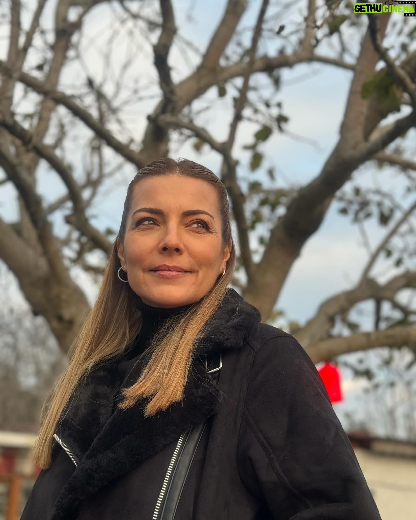 Burcu Kara Instagram - Puslu bir İstanbul günü.Yedi tepe İstanbul'un bir tepesinde çekmiştik bu set fotoğraflarını.Seval komiser kostümü ama Burcu bakışları.😎Akşama Arka Sokaklar'da görüşürüz.Sevgiyle🙋♀️