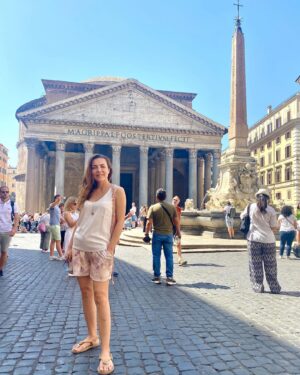 Burcu Kara Instagram - Madem bugün Perşembe,haydi Roma anılarına gidelim.😍İmkan olsa her fırsatta o sokaklarda olmak isterim.Siz şu an imkanınız olsa hangi ülkeye gitmek istersiniz?🇮🇹🍕🍦