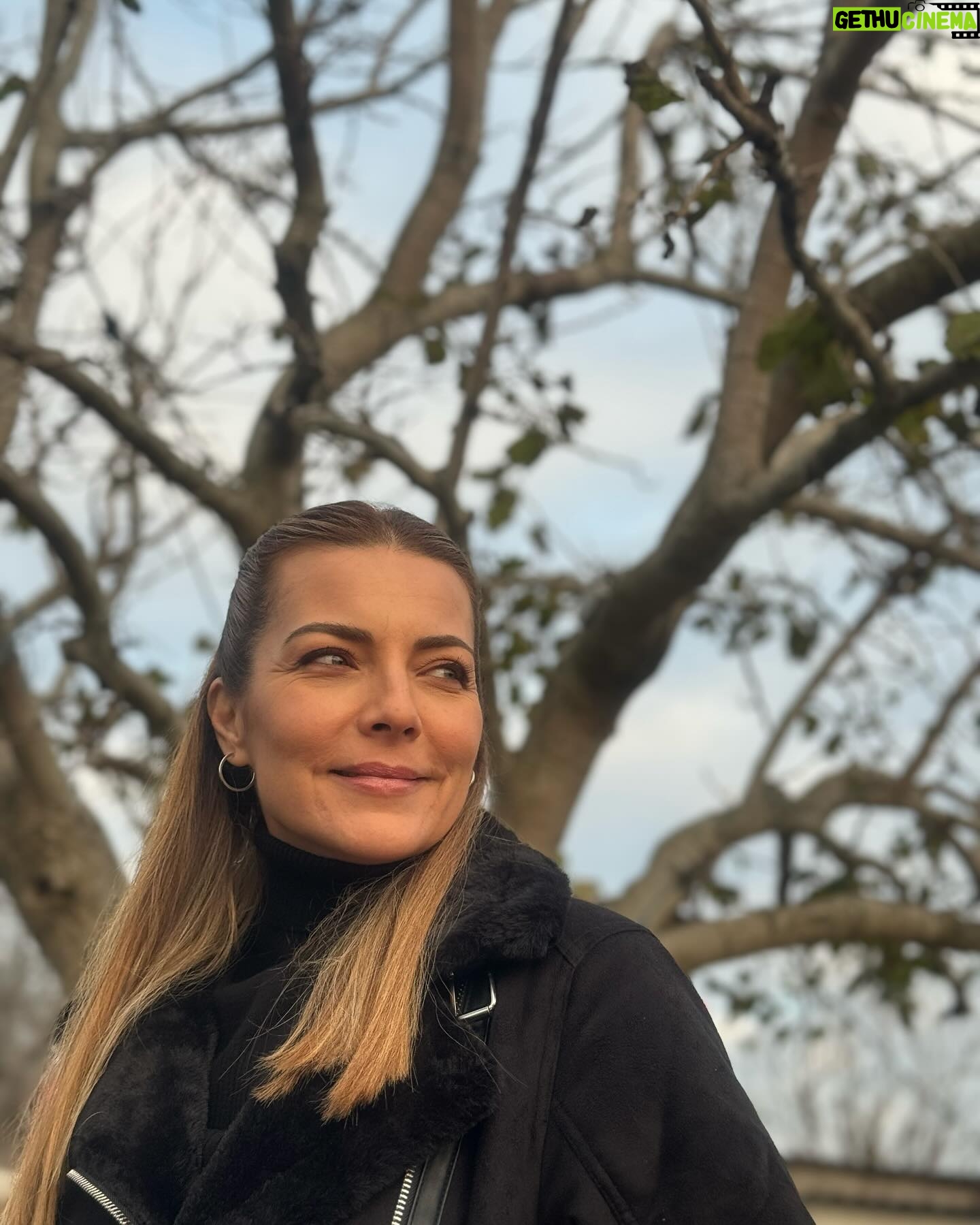 Burcu Kara Instagram - Puslu bir İstanbul günü.Yedi tepe İstanbul'un bir tepesinde çekmiştik bu set fotoğraflarını.Seval komiser kostümü ama Burcu bakışları.😎Akşama Arka Sokaklar'da görüşürüz.Sevgiyle🙋♀️