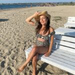 Burcu Kara Instagram - İçimi karartan haberler,mutsuz eden bir gündem,karamsar bir hava varsa,o zaman tutunmak lazım güzel anılara.Can'ı beklerken bir yaz günü.Yeniden gitmek isterim o güzel kumsala.İnşallah sağlıkla,keyifle kavuşalım yaza.☀️🍉⛱️