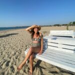 Burcu Kara Instagram - İçimi karartan haberler,mutsuz eden bir gündem,karamsar bir hava varsa,o zaman tutunmak lazım güzel anılara.Can'ı beklerken bir yaz günü.Yeniden gitmek isterim o güzel kumsala.İnşallah sağlıkla,keyifle kavuşalım yaza.☀️🍉⛱️