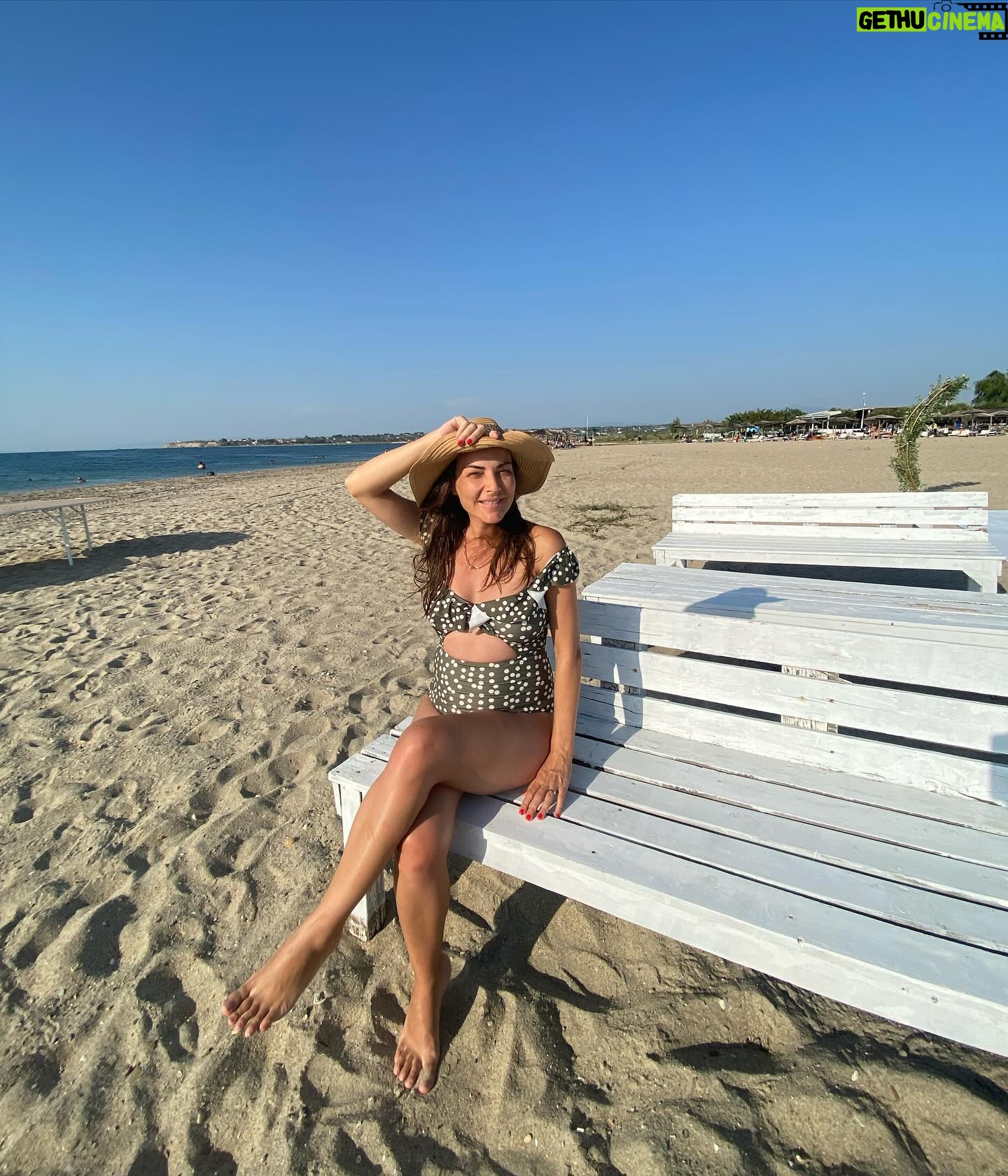 Burcu Kara Instagram - İçimi karartan haberler,mutsuz eden bir gündem,karamsar bir hava varsa,o zaman tutunmak lazım güzel anılara.Can'ı beklerken bir yaz günü.Yeniden gitmek isterim o güzel kumsala.İnşallah sağlıkla,keyifle kavuşalım yaza.☀️🍉⛱️