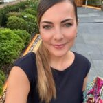 Burcu Kara Instagram - Şuraya bakımlı bir fotoğrafımı bırakayım.Zira ikinci çocuktan sonra,sete gelmesem yüzümün bişey göreceği yok.🙈Annelik de biyere kadar yani.😂