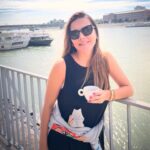 Burcu Kara Instagram – Yaza kaldı on beş gün.😍Hiç bu kadar iple çekmemiştim gelmesini.Bu sene çok yoruldum,çok uykusuz kaldım malum.Denizin kenarında öylesine oturmaya bile razıyım.Sizin yaz hayalleriniz ne?🤗