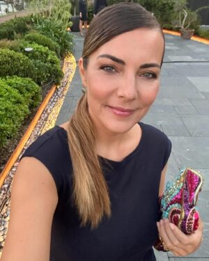 Burcu Kara Instagram - Şuraya bakımlı bir fotoğrafımı bırakayım.Zira ikinci çocuktan sonra,sete gelmesem yüzümün bişey göreceği yok.🙈Annelik de biyere kadar yani.😂