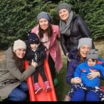 Burcu Kara Instagram - Kardeşler.Beş yıl önce ve bugün.Çok uğraştık bu fotoğraf için.Bir çok eksik ve değişikliğe rağmen,çok duygulandırdı bizi yine çekebilmek.Sağlıkla,hep beraber,çoğalarak nicelerini çekebilmek dileğiyle.Bir maaşallahınızı alırız bu sevgi dolu kareye.😎🙏🏼🧿❤️
