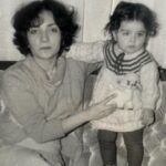 Burcu Kara Instagram – Anneler Günün ve doğum günün kutlu olsun annecim.🙏🏼🌹Bir bilsen senin gibi bir anne olmaya çalışmak ne kadar yorucu!Ve herkesin annelerin her zaman tam ve mükemmel olmasını beklemesi!Sevgili @gamzecizreli o kadar güzel bir yazı yazmış ki bugün anlayana!Tüm dünyanın,tüm geleneklerin ve hali hazırda tüm mecralarda verilen mesajların hep fedakarlık,sabır,hoşgörü,saçını süpürge etmek üzerine olması ne acı gerçekten!Annelerin en başta insan olduğu unutularak!Bir anne hata yapamaz mı,unutamaz mı,yorulamaz mı,bıkamaz mı,yalnız kalmaya ihtiyaç duyamaz mı mesela?Bugün de böyle olsun diyen annenin gamsız,kendi yapmayı öğrensin diyen annenin tembel,sürekli konuşarak değil gözlemleyerek çocuğunu takip eden annenin ilgisiz oldupu ne kadar doğrudur acaba?Yargılamadan,hak vererek,insan yetiştirmenin dünyanın en zor ve en yorucu şeyi olduğunu unutmadan sevelim tüm anneleri.Doğuran doğurmayan,kurda kuşa,dağa taşa bile emek veren tüm kadınların anneler günü kutlu olsun!🌹🍀❤️