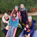 Burcu Kara Instagram - Kardeşler.Beş yıl önce ve bugün.Çok uğraştık bu fotoğraf için.Bir çok eksik ve değişikliğe rağmen,çok duygulandırdı bizi yine çekebilmek.Sağlıkla,hep beraber,çoğalarak nicelerini çekebilmek dileğiyle.Bir maaşallahınızı alırız bu sevgi dolu kareye.😎🙏🏼🧿❤️