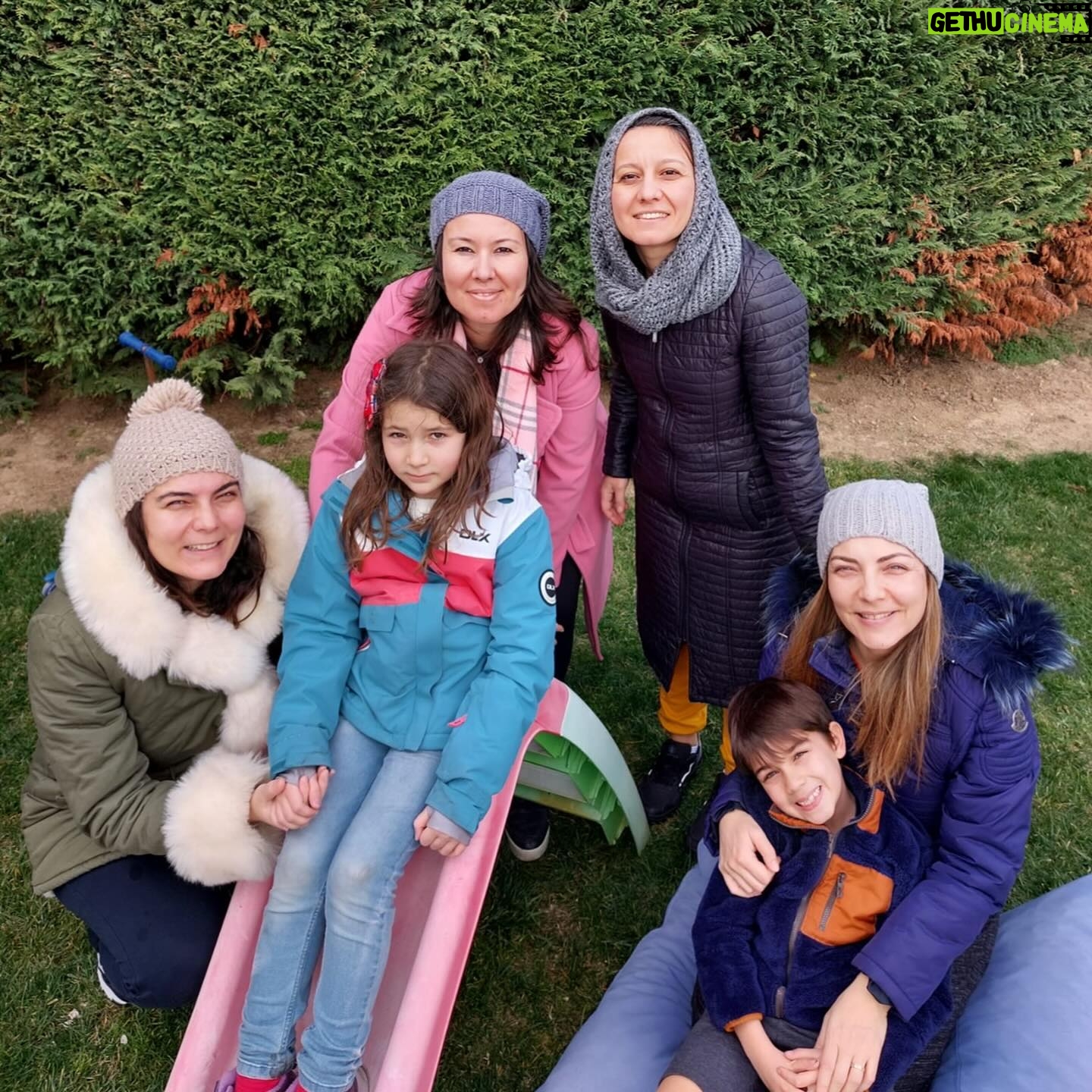 Burcu Kara Instagram - Kardeşler.Beş yıl önce ve bugün.Çok uğraştık bu fotoğraf için.Bir çok eksik ve değişikliğe rağmen,çok duygulandırdı bizi yine çekebilmek.Sağlıkla,hep beraber,çoğalarak nicelerini çekebilmek dileğiyle.Bir maaşallahınızı alırız bu sevgi dolu kareye.😎🙏🏼🧿❤️