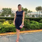 Burcu Kara Instagram - Şuraya bakımlı bir fotoğrafımı bırakayım.Zira ikinci çocuktan sonra,sete gelmesem yüzümün bişey göreceği yok.🙈Annelik de biyere kadar yani.😂